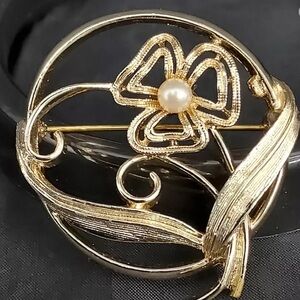 Sarah Coventry Elegant Gold Floral Brooch with faux Pearl Accent